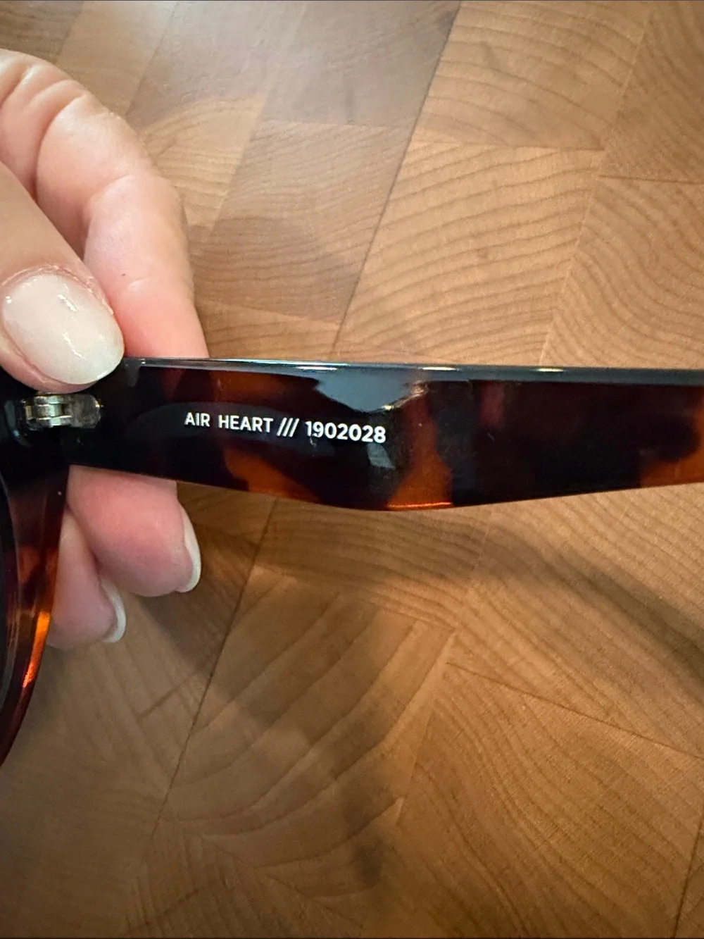 Le Specs Air Heart Tortoiseshell Cat Eye Sunglasses - Women - Excellent conditio